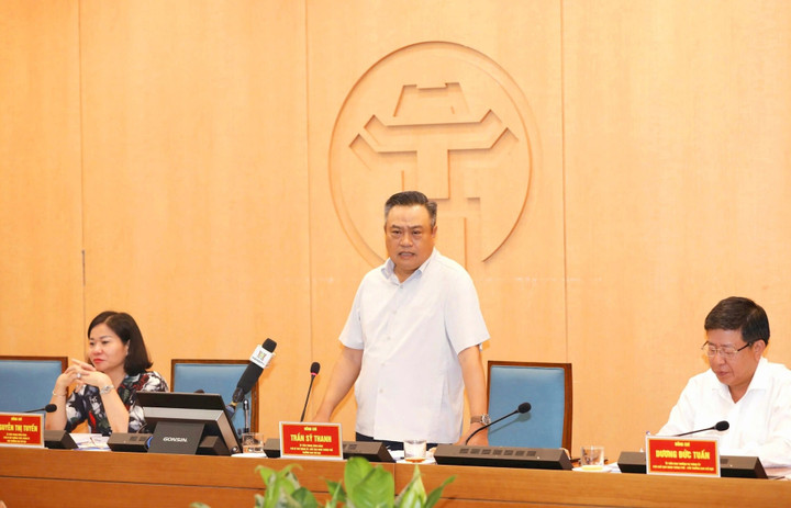 Chủ tịch UBND TP Hà Nội Trần Sỹ Thanh phát biểu tại phiên họp.