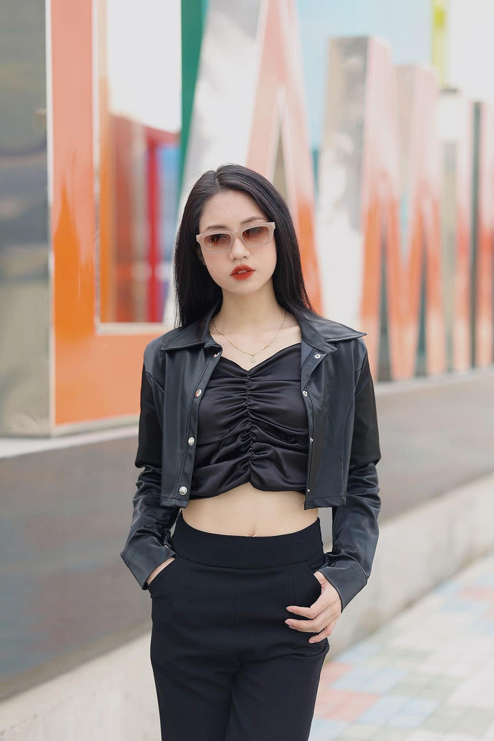 Cô chăm chút cho vẻ bề ngoài của bản thân cùng phong cách thời trang hiện đại,