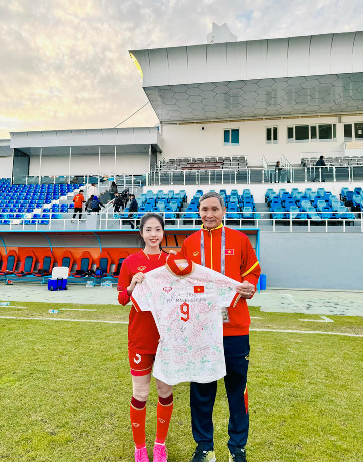 Cuối năm 2023, Trần Thị Duyên được triệu tập trở lại đội tuyển Việt Nam sau 2 năm vắng bóng. Cô thi đấu tốt và tiếp tục nằm trong kế hoạch của HLV Mai Đức Chung. Trần Thị Duyên có thể thay thế các đàn chị như Mỹ Anh và Hoàng Thị Loan trong tương lai ở vị trí hậu vệ trái.