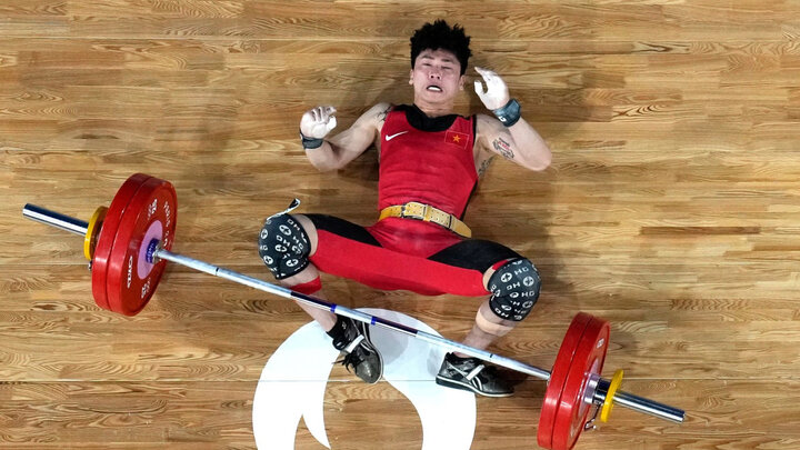 Trịnh Văn Vinh không nâng được mức tạ 128 kg. (Ảnh: Getty Images)