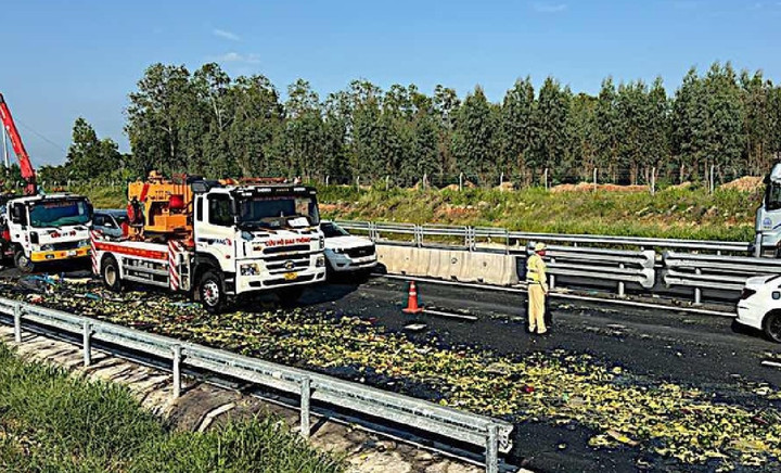 Lực lượng chức năng cùng nhà xe dọn dẹp hiện trường.
