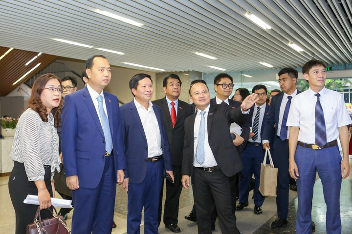 Bộ trưởng Bộ Thông tin Campuchia Neth Pheaktra thăm và làm việc với Đài Truyền hình Kỹ thuật số VTC (tháng 10/2023).