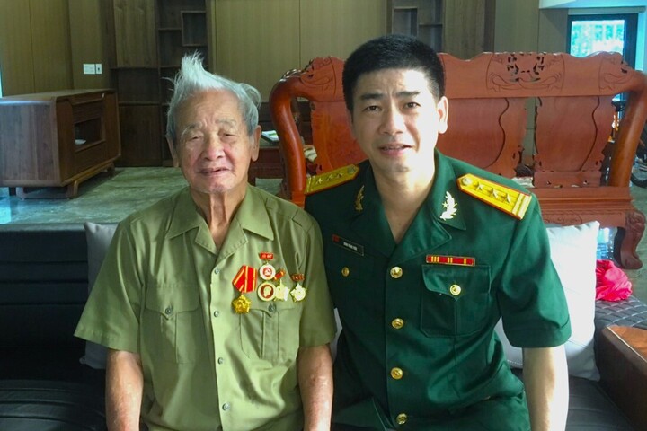 Thượng tá Đinh Hồng Sơn và người cha của mình.