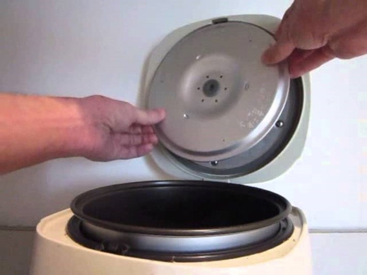 Nắp trong là vị trí bẩn nhất của nồi cơm điện nhưng ít được vệ sinh (Ảnh: Markles)