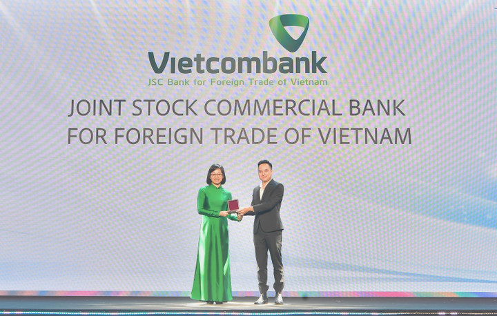 Bà Tô Thị Phương Dung - Trưởng Phòng Chính sách và Kế hoạch nhân sự - đại diện Vietcombank nhận giải đặc biệt từ BTC.