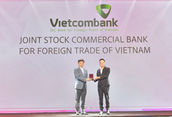 Ông Nguyễn Kiên Hiếu - Phó Trưởng Ban Tổ chức và Nhân sự - đại diện Vietcombank nhận giải đặc biệt từ BTC.