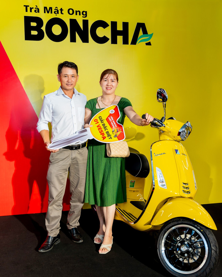 Vợ chồng anh Võ Minh Bông vui mừng khi được bàn giao giải thưởng “khủng”.