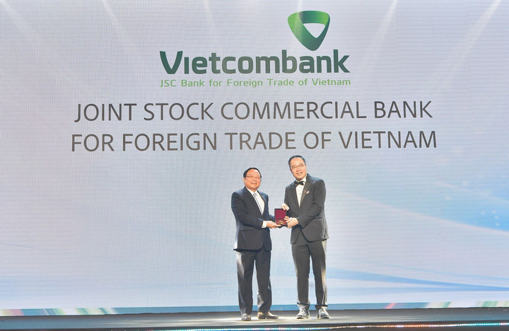 Ông Kiều Hữu Thiện - Giám đốc Trường Đào tạo VCB - đại diện Vietcombank nhận giải đặc biệt từ BTC.