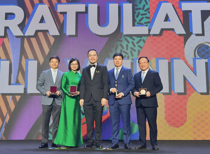 Các đại biểu của Vietcombank chụp ảnh lưu niệm cùng ông William Ng, TBT Tạp chí HR Asia, Chủ tịch Hội đồng đánh giá giải thưởng HRAA.