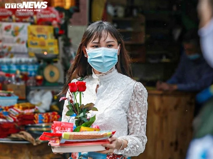 Nhiều bạn trẻ đi lễ chùa ngày Thất tịch. (Ảnh: Đắc Huy)