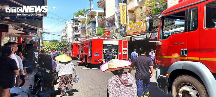 Xe chữa cháy được điều đến hiện trường dập lửa.