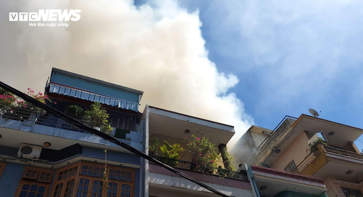 Cột khói bốc cao bao trùm cả khu vực.