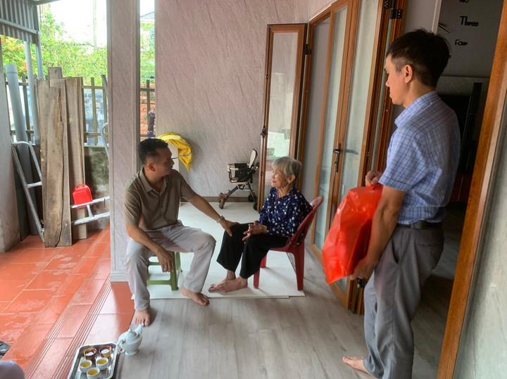 Chủ tịch xã Cao Dương đã đến thăm, động viên và tặng quà Cụ Nguyễn Thị Hòe, 91 tuổi là vợ Liệt sĩ tại thôn Áng Phao.