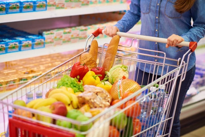 Đi chợ mua đồ ăn cho cả tuần và bảo quản trong tủ lạnh là một phương pháp ngày càng phổ biến vì tiện lợi (Ảnh: Istock)