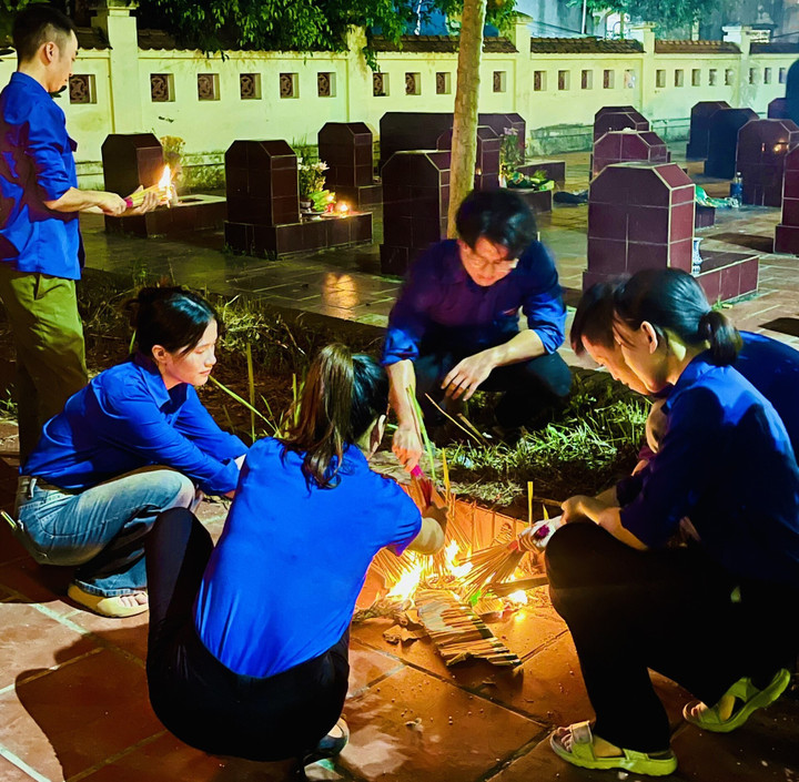 Đoàn viên, thanh niên đang làm công tác chuẩn bị cho lễ dâng hương tại Nghĩa trang Liệt sĩ xã Cao Dương.