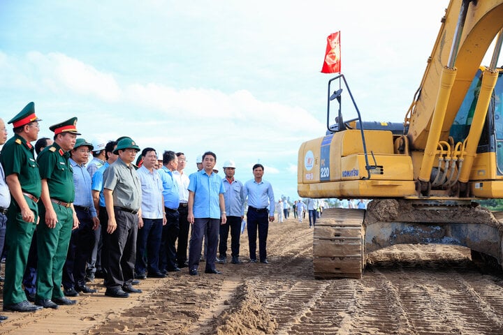 Thủ tướng Phạm Minh Chính thị sát công trường dự án cao tốc Cần Thơ - Cà Mau thuộc dự án cao tốc Bắc - Nam phía đông, hôm 12/7. (Ảnh: VGP)