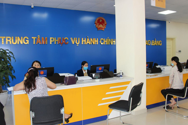 Người dân đến thực hiện thủ tục hành chính tại Trung tâm phục vụ hành chính công tỉnh Cao Bằng.