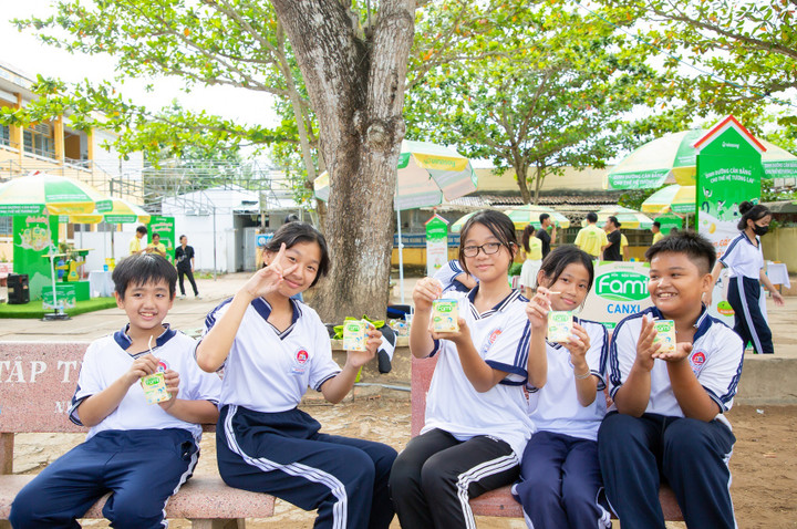 Quỹ khuyến học Sữa đậu nành Việt Nam được thành lập nhằm mục đích tăng cường sức khỏe thể chất và nâng cao kết quả học tập của các em học sinh.