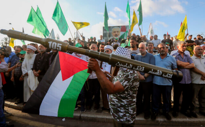 Một người ủng hộ nhóm Hezbollah và Hamas cầm tên lửa giả trong cuộc biểu tình lên án vụ ám sát thủ lĩnh Hamas Ismail Haniyeh. (Ảnh: AP)