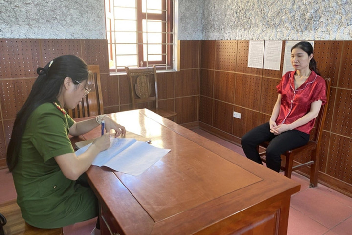 Vũ Thị Loan tại cơ quan công an. (Ảnh: Hoàng Thơ)