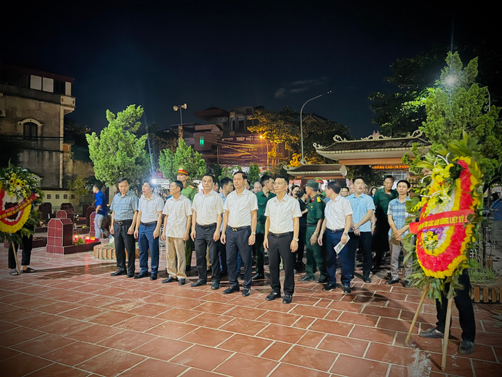 Ông Lê Văn Ân, Trưởng ban tuyên giáo huyện Thanh Oai, đến dâng hương tưởng nhớ các Anh hùng Liệt sĩ tại nghĩa trang xã Cao Dương.