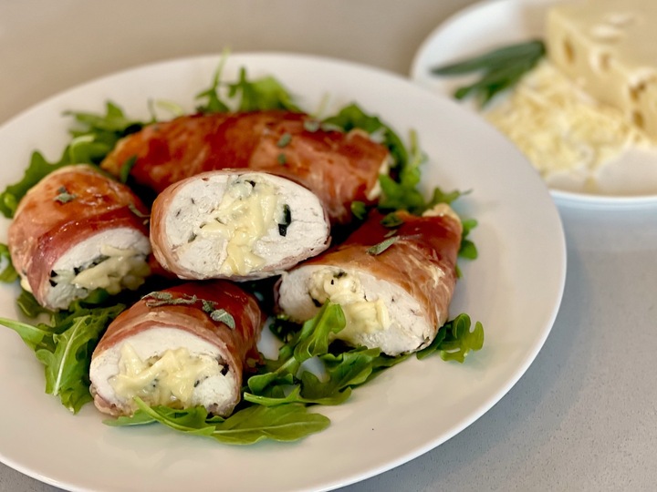 Cách làm ức gà cuộn phô mai không quá phức tạp. (Ảnh: Taste)