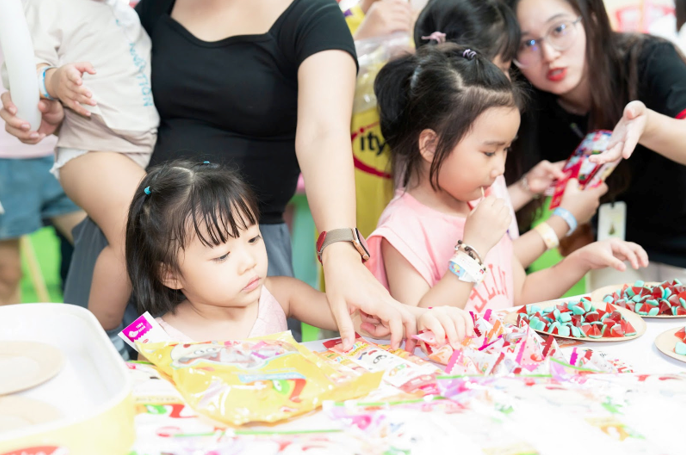 Các bé đã trải nghiệm sản phẩm mới ngay trong tiệc sinh nhật Wolfoo.