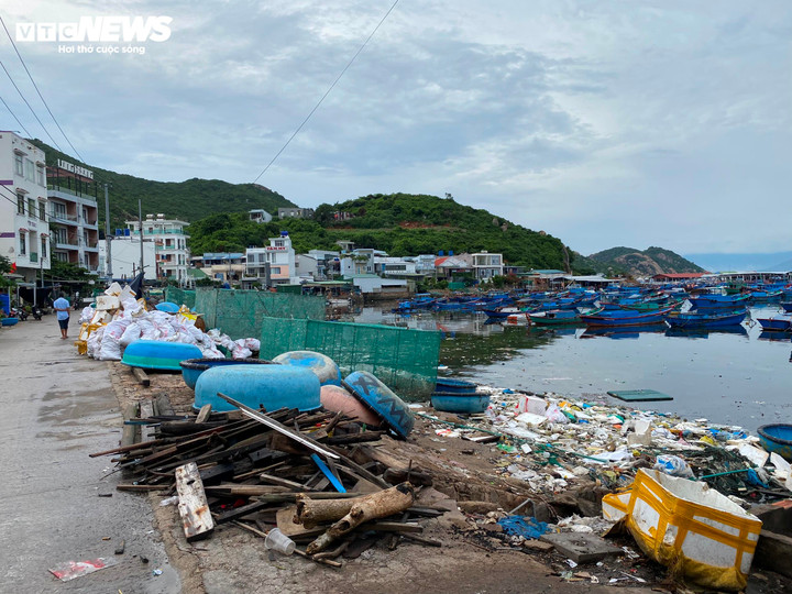 Việc đầu tư, xây dựng kè biển là cần thiết.