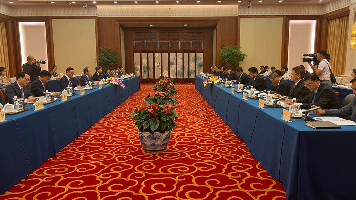 Ông Lê Tiến Châu, Bí thư Thành ủy Hải Phòng làm việc với ông Vương Dư Ba, Phó bí thư Tỉnh ủy, Tỉnh trưởng tỉnh Vân Nam (Trung Quốc).