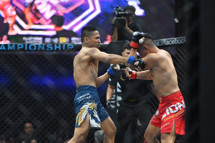 Huỳnh Ngọc Tín (xanh) thiết lập kỷ lục thắng nhanh nhất.