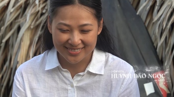 Không phải là cái tên quen thuộc, Huỳnh Bảo Ngọc được đạo diễn - NSƯT Vũ Thành Vinh “chọn mặt gửi vàng" bởi nét mộc mạc, giản dị và nhẹ nhàng.