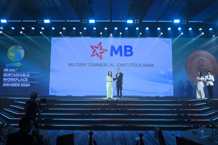 Bà Đặng Minh Huyền - Giám đốc Nhân sự MB - nhận giải thưởng “Doanh nghiệp có môi trường làm việc bền vững” bởi HR Asia.