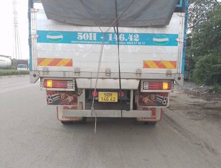 Chiếc xe tải lấn làn, tông vào xe máy khiến 2 mẹ con tử vong. (Ảnh: TH)