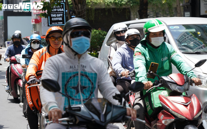 Thời tiết TP.HCM hôm nay 10/8, nắng nhiều từ sáng tới chiều, nhiệt độ cao nhất khoảng 34 độ C.