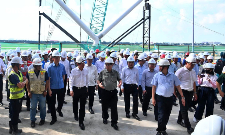 Thủ tướng Phạm Minh Chính thị sát, kiểm tra kiểm tra tiến độ triển khai dự án nhà ga hành khách T3, sân bay Tân Sơn Nhất.