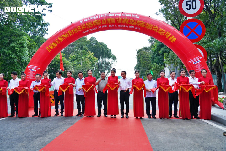 Thủ tướng Phạm Minh Chính và lãnh đạo TP.HCM cắt băng trong lễ thông xe. (Ảnh: Lương Ý).