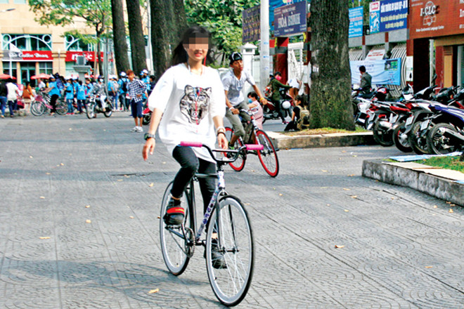 Buông thả 2 tay khi đi xe đạp bị phạt bao nhiêu tiền? - 1