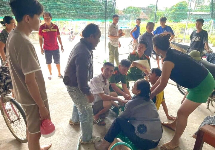 Công an xã Kỳ Sơn và người dân cấp cứu cho nạn nhân rơi xuống giếng
