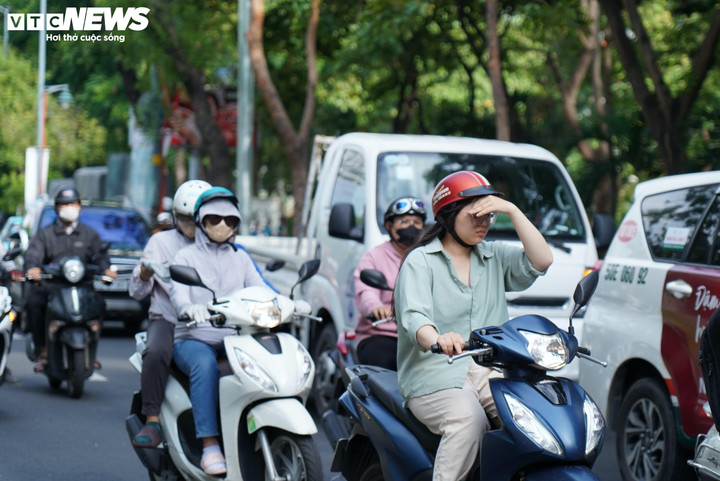 Thời tiết TP.HCM hôm nay 11/8, nắng từ sáng đến chiều, chỉ số tia cực tím cao.