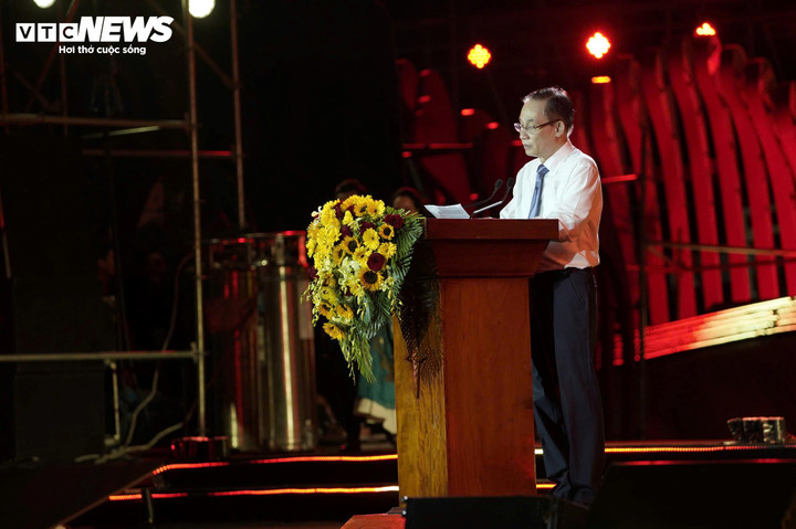 Ông Lê Hoài Trung - Trưởng Ban Đối ngoại Trung ương phát biểu tại chương trình nghệ thuật đặc biệt "Ước nguyện hoà bình: Bản hùng ca bất diệt". (Ảnh: Hạnh Phúc)