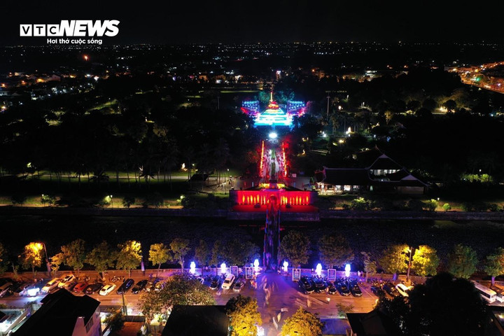 Khu di tích Quốc gia đặc biệt Thành cổ Quảng Trị rực sáng trong sự kiện "Ước nguyện hoà bình: Bản hùng ca bất diệt". (Ảnh: Thanh Thọ)
