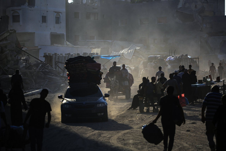 Người dân Gaza đi khỏi Khan Younis sau lệnh sơ tán của Israel. (Ảnh: AFP)