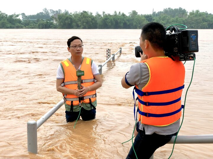 Phóng viên Trung Kiên và ekip sản xuất của Kênh Truyền hình VTC14 đang tác nghiệp đưa tin về trận lũ lịch sử tại Quảng Trị năm 2020