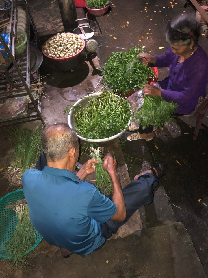 Hai cụ luôn bầu bạn với nhau trong cả những công việc thường ngày. (Ảnh: Gia đình cung cấp)