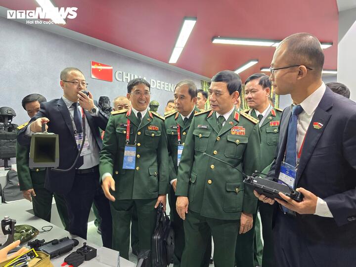 Đại tướng Phan Văn Giang và các thành viên trong đoàn tham quan các gian hàng tại ARMY-2024.