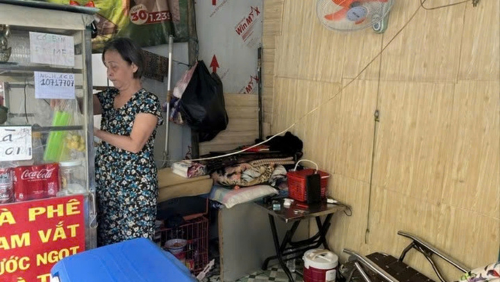 Nhà chật lại đông người, vợ chồng bà Mỹ tận dụng vỉa hè phía trước làm nơi ngủ nghỉ. (Ảnh: U.P)
