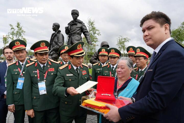 Đại tướng Phan Văn Giang thăm hỏi, động viên, trao lá cờ Tổ quốc tặng bà Lê Thị Phượng.