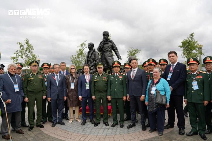 Đại tướng Phan Văn Giang, Thượng tướng Viktor Petrovich Goremykin và các đại biểu bên Đài tưởng niệm.