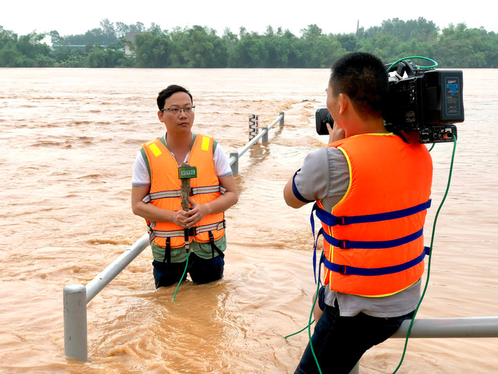 Phóng viên Trung Kiên (Kênh VTC 14) tác nghiệp trong đợt mưa lũ lịch sử tại Quảng Trị năm 2020.