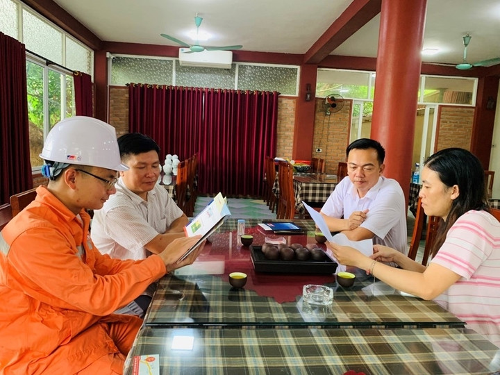 Điện lực Hoa Lư (PC Ninh Bình) tư vấn khách hàng sử dụng điện tiết kiệm.